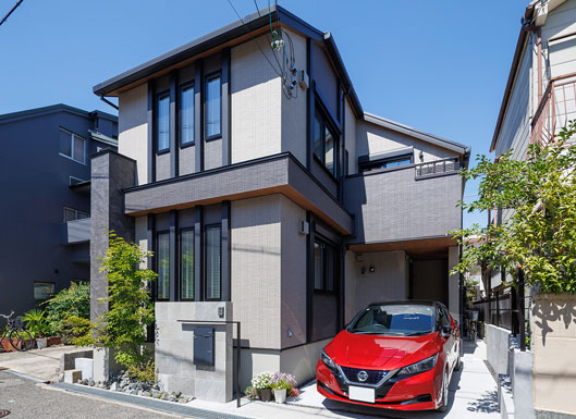 ぬくもりと質感に満ちた二世帯住宅